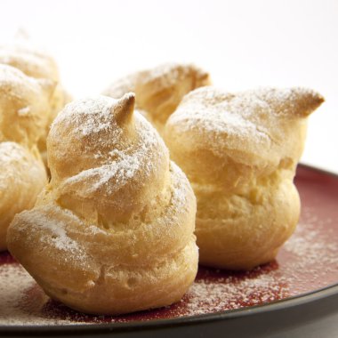 krem ve dekorasyonu ile tatlı profiterol