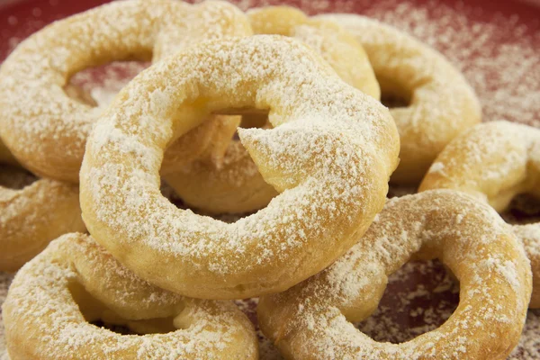 Anillos de natillas dulces con azúcar en polvo — Foto de Stock