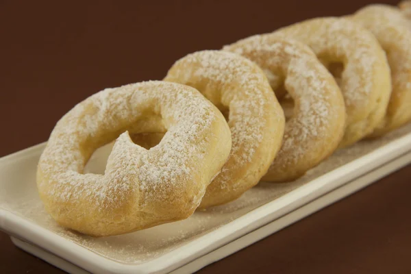 Sweet custard rings with sugar powder — Stock Photo, Image