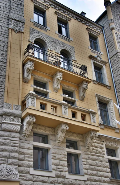 Schönes Gebäude mit Fenstern und Balkon — Stockfoto