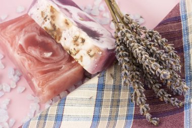 sabun ve lavanta çiçekli natürmort