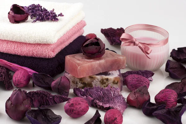 Bodegón spa con jabón y toalla —  Fotos de Stock