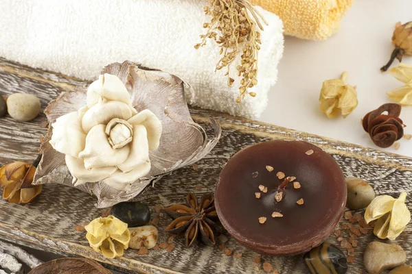 Spa setting with towels and candles — Stock Photo, Image