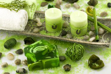 Spa doğal sabun ve renkli mumlar ile natürmort