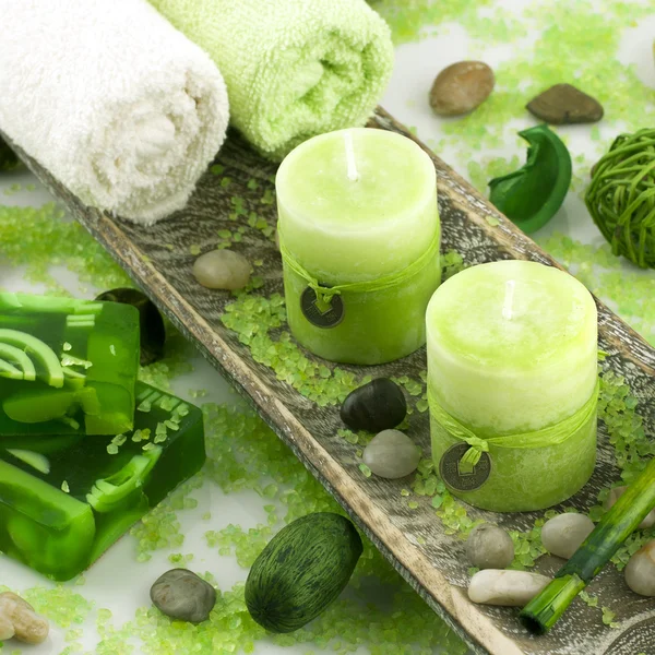 Naturaleza muerta spa con jabón natural y velas de color —  Fotos de Stock