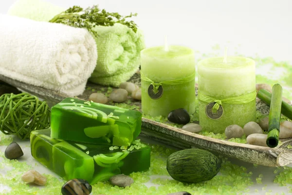 Spa doğal sabun ve renkli mumlar ile natürmort — Stok fotoğraf