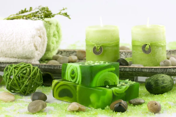 Spa doğal sabun ve renkli mumlar ile natürmort — Stok fotoğraf