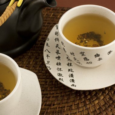 Seramik çaydanlık ve çay bardağı ile yeşil çay