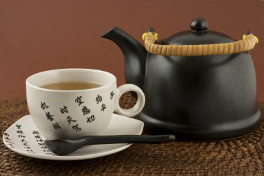 Seramik çaydanlık ve çay bardağı ile yeşil çay