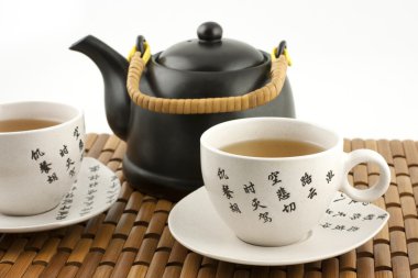 Seramik çaydanlık ve çay bardağı ile yeşil çay