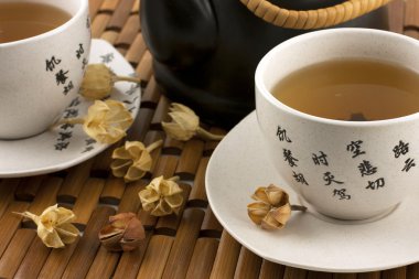 Natürmort çay bardağı ve çaydanlık