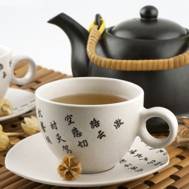 Natürmort çay bardağı ve çaydanlık