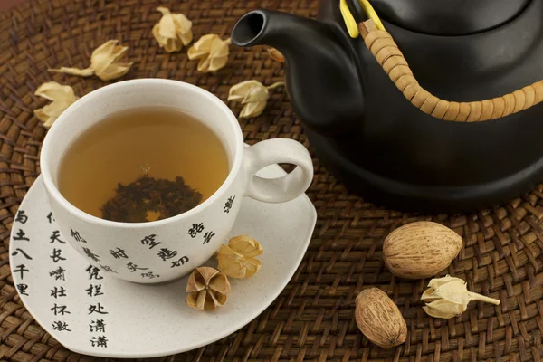 Bodegón con tazas de té y tetera — Foto de Stock