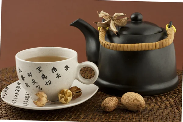 茶マグカップ、ティーポットのある静物 ロイヤリティフリーのストック写真
