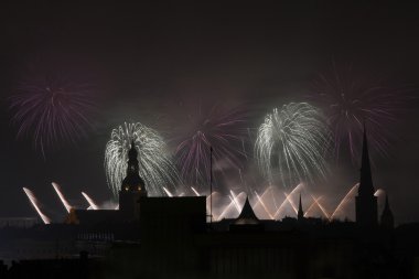 renkli havai fişek ve silueti eski kasaba riga, Letonya