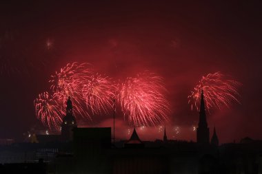 renkli havai fişek ve silueti eski kasaba riga, Letonya