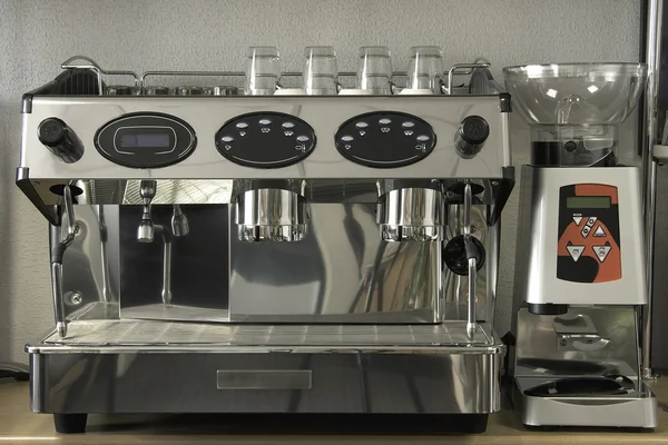 Professionella espressomaskiner kaffebryggare — Stockfoto