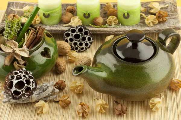 Ceramics dishes and oriental decoration — Stock Photo, Image
