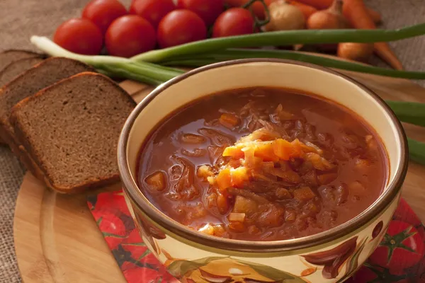 Borscht rosso nazionale ucraino e russo di verdure e carne — Foto Stock