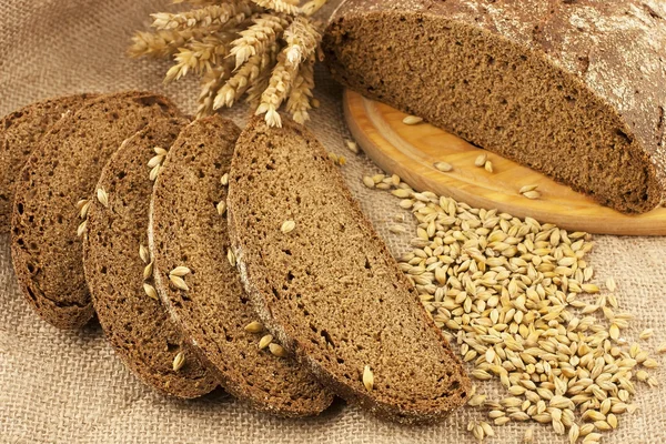 Свежеиспеченный традиционный хлеб на деревянной доске — стоковое фото