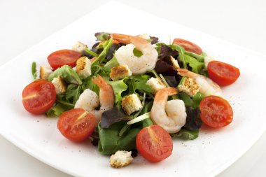 karides ile taze sebze salatası