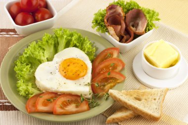sahanda yumurta, pastırma ve sebze ile