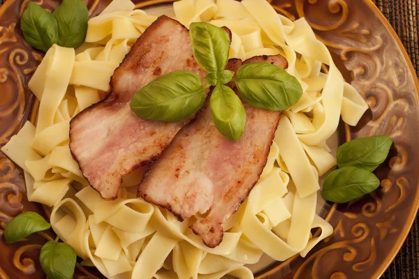 Tagliatelle pasta with ham with basil — Stock Photo, Image