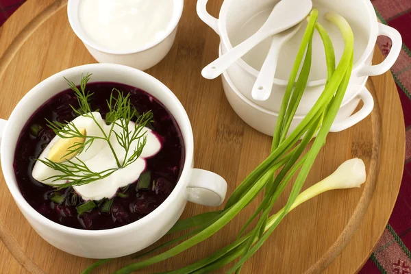 La sopa vegetal fría con las remolachas - la especialidad para los días calurosos —  Fotos de Stock