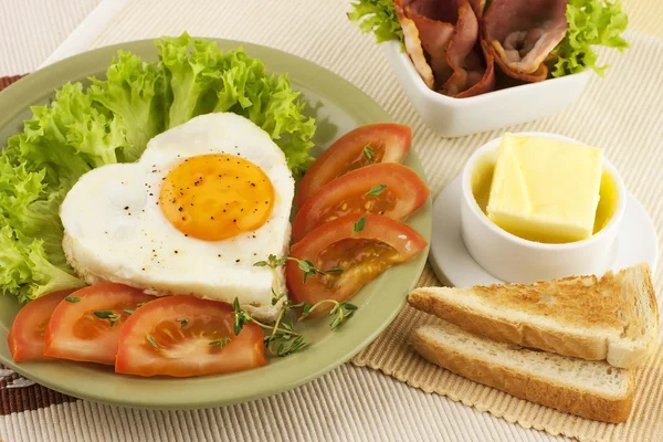 Jajecznica z boczkiem i warzywami — Zdjęcie stockowe