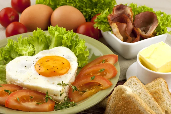 Jajecznica z boczkiem i warzywami — Zdjęcie stockowe