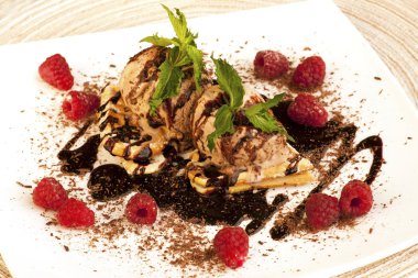 Çikolatalı dondurma ile lezzetli waffle