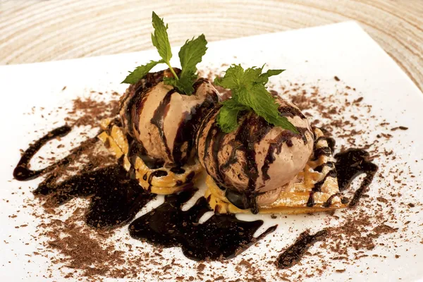 Çikolatalı dondurma ile lezzetli waffle