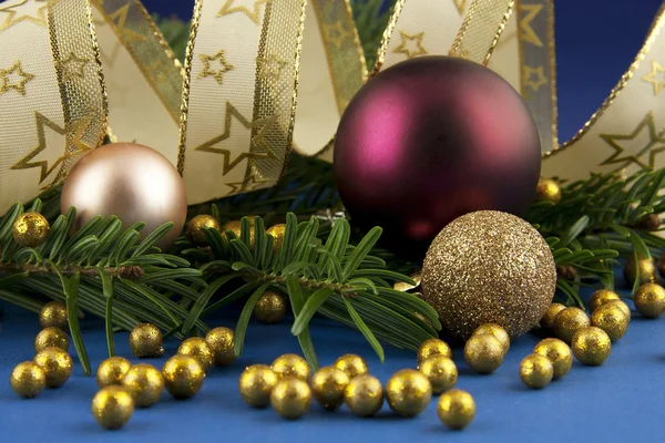 圣诞节装饰品与球 免版税图库照片