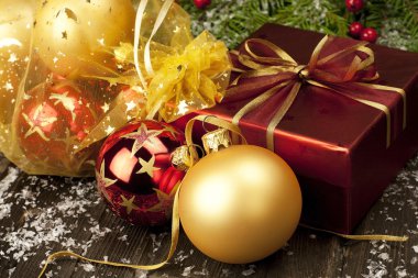 Noel hediye kutusu ve renkli topları