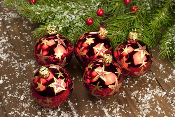 Рождественские шары на деревянной поверхности — стоковое фото