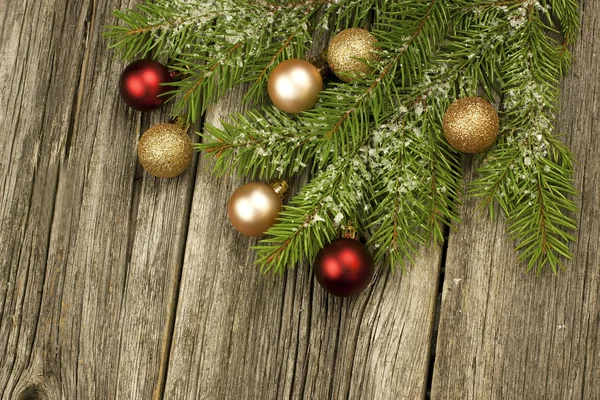 圣诞的颜色球在木质表面上 — 图库照片