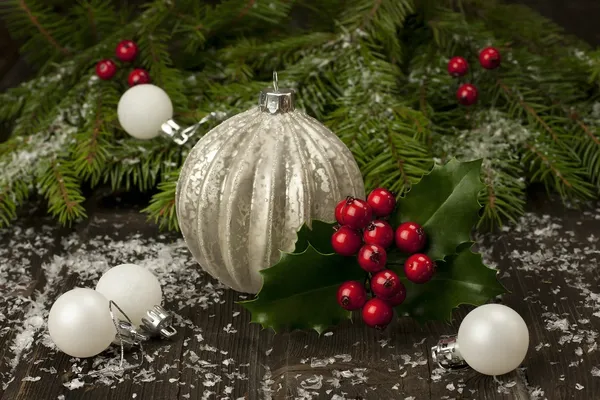 Bolas de cor de Natal em uma superfície de madeira — Fotografia de Stock