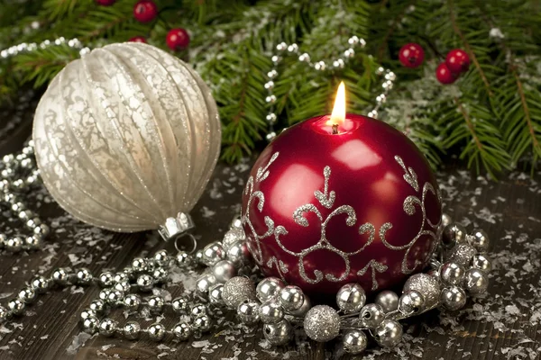 Vánoční svíčka a barevná koule — Stock fotografie