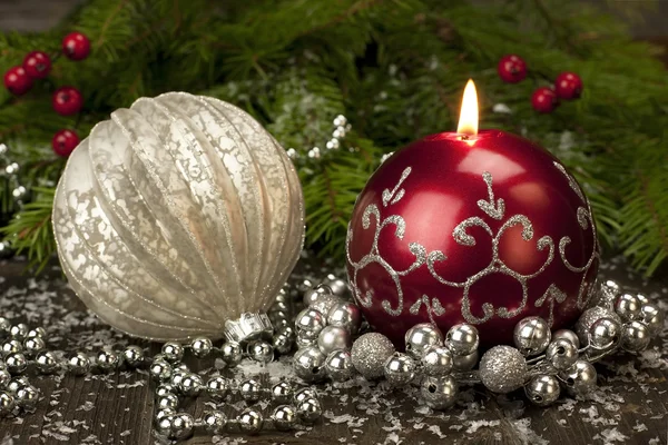 Kerstballen kaars en kleur — Stockfoto