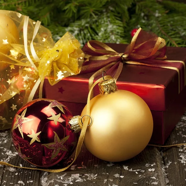 Confezione regalo di Natale e palline di colore — Foto Stock