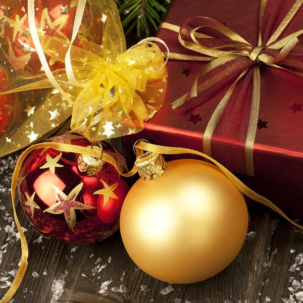 Caja de regalo de Navidad y bolas de color —  Fotos de Stock