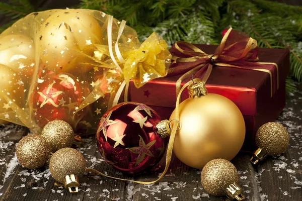 Noel hediye kutusu ve renkli topları — Stok fotoğraf