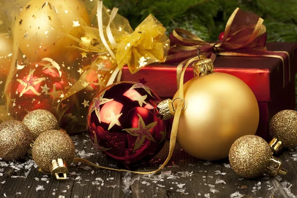 Confezione regalo di Natale e palline di colore — Foto Stock