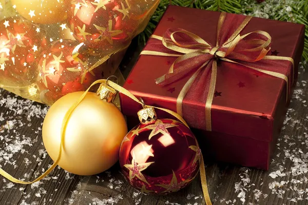 Χριστούγεννα δώρο κουτί και χρώμα μπάλες — Φωτογραφία Αρχείου