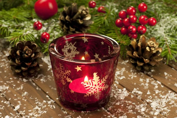 Kerstkaars met decoratie — Stockfoto