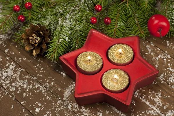 Kerst kaarsen op een houten oppervlak — Stockfoto