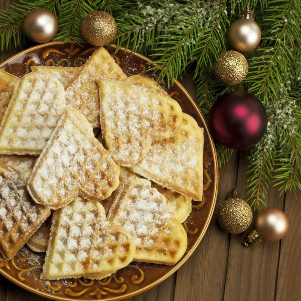 Composição de Natal com waffles coração cozido e bolas de cor — Fotografia de Stock