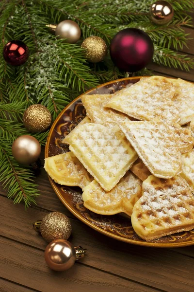Composizione natalizia con waffle al forno e palline colorate — Foto Stock