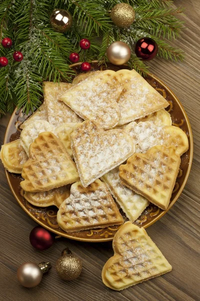 Weihnachtskomposition mit gebackenen Herzwaffeln und bunten Kugeln — Stockfoto