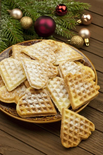 Weihnachtskomposition mit gebackenen Herzwaffeln und bunten Kugeln — Stockfoto